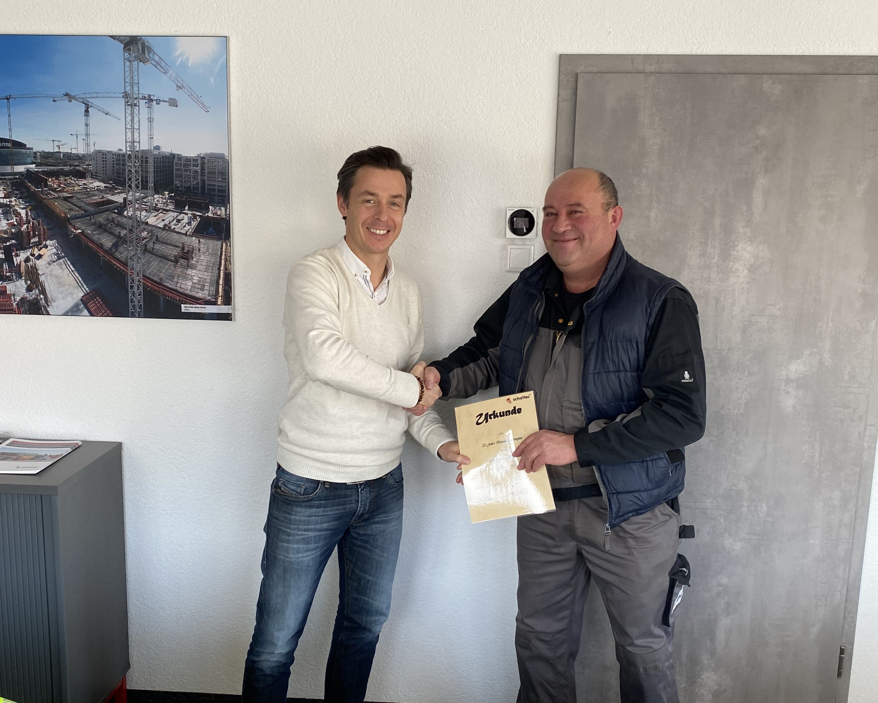 Der Geschäftsführer Enrico Seifert gratuliert dem Mitarbeiter Costa zu 20 Jahren bei der schaltec GmbH