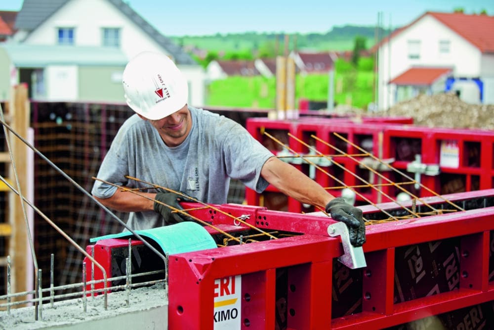 Arbeiter bei der Montage Betonschalung PERI MAXIMO im typischen Ro